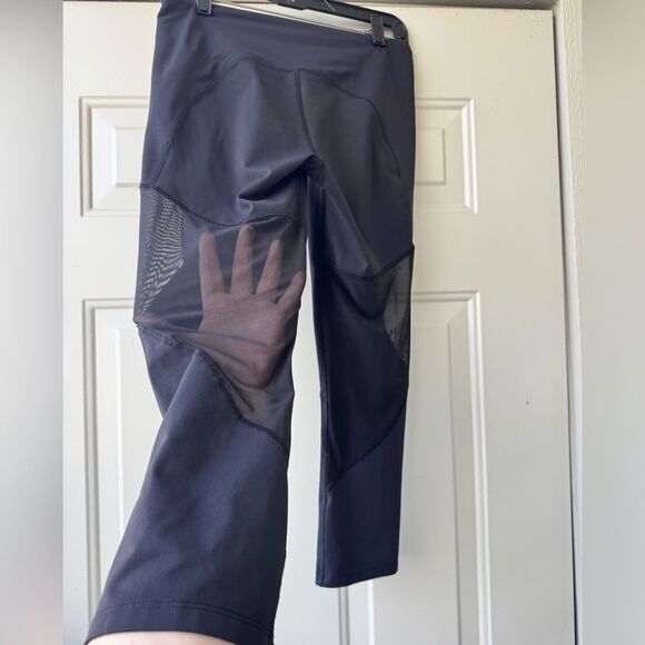 Lululemon Cropped Leggings-Black-Mesh Panels on Legs-Zippered Pockets-Size 8 - Picture 2 of 10